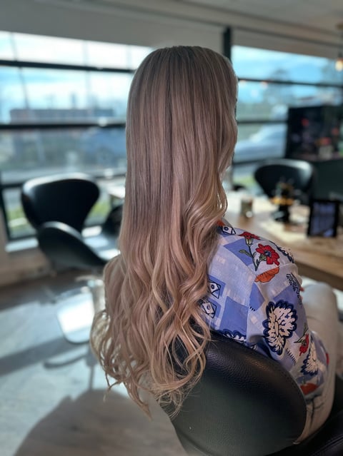 Vrouw met lang golvend blond haar, zijaanzicht